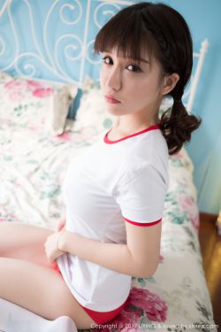 美女露全胸